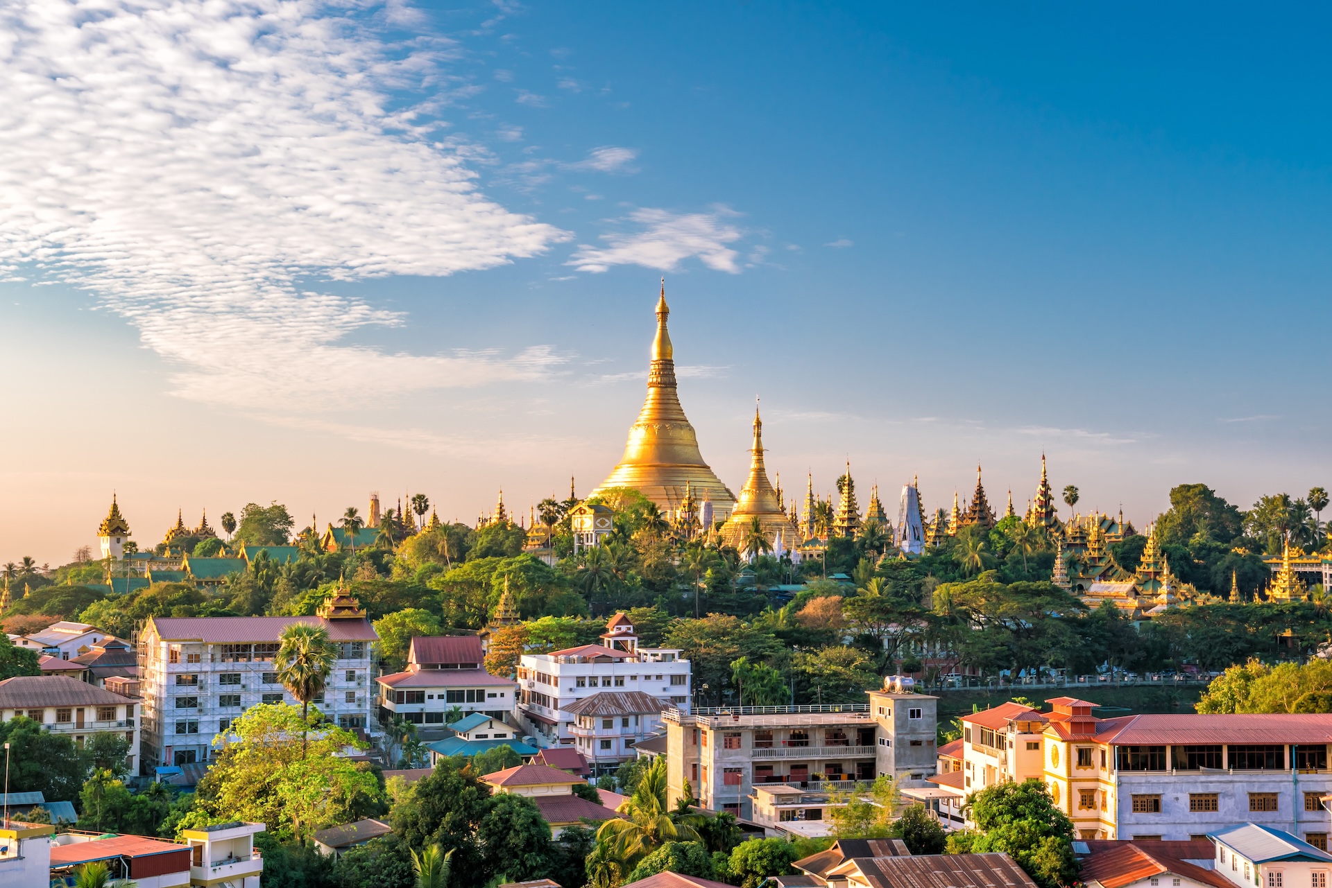  Shwedagon Pagoda in Yangon, Myanmar.
